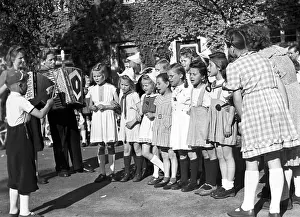 Mimes: Berlin - Children singing