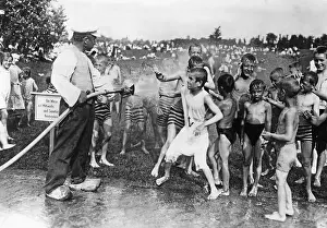 Splash: Berlin children splashing around, 1914