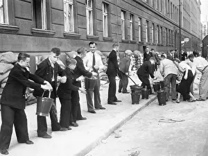 Extinguishing: Berlin citizens prepare themselves for bomb attacks, 1939