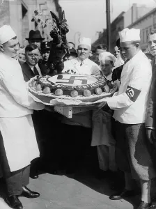 46th: A Berlin confectioner with a giant
