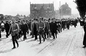 Enlist: Berlin reservists on their way to the station, 1914