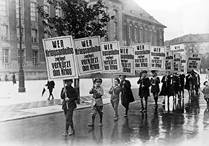 Loan: Berlin school pupils with advertising placards, WW1