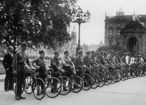 Fuer: Berlin students cycle to East Prussia, 1933