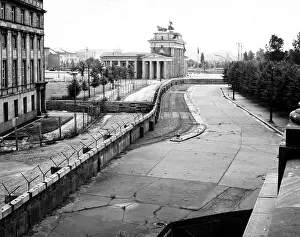 Divider: The Berlin Wall against the background of ?