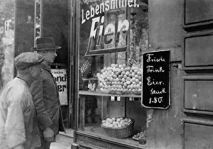Amount: Berliner people before an egg store, 1919
