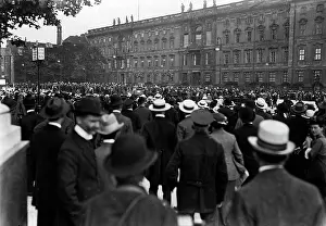 Berliners: Berliners in front of the City Palace, 1914