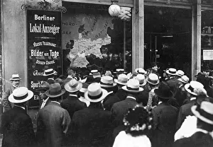 Messages: Berliners during the outbreak of war in front of the office