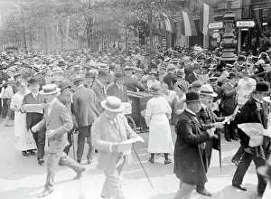 Berliners: Berliners reading news on the war, 1914