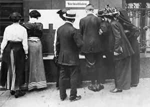 Berliners: Berliners study casualty lists at the beginning of the First