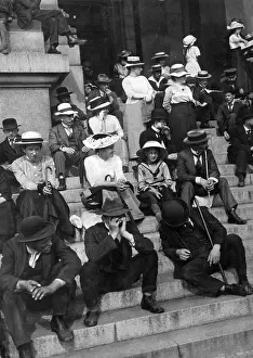 Decides: Berliners wait for news on the mobilization, 1914