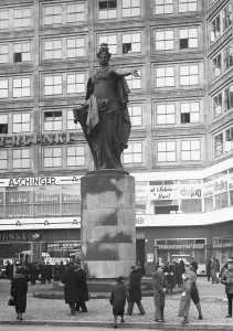 Passerby: Berlinola statue on Alexanderplatz, 1934