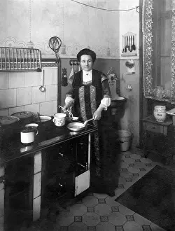 Berta: Berta Foerster-Lauterer at the stove, around 1913