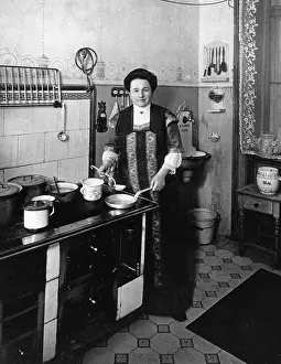 Stove: Berta Foerster-Lauterer at the stove, around 1913