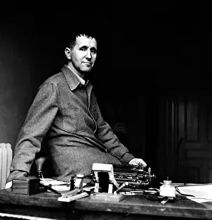 Sitzen: Bertolt Brecht