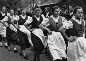 Resettle: Bessarabia Germans in the resettlement camp Baumgartenbe