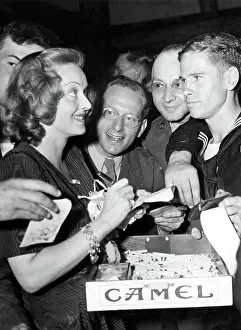 Mra20: BETTE DAVIS hands out autographs and cigarettes ?
