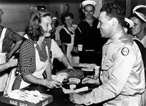 The Everett Collection: Bette Davis serving cake to US servicemen at the
