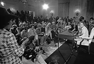Abortion: Betty Ford hosts her first press conference ?