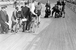 Helpers: Bicycle race in the Berlin Ruett Arena, 1928