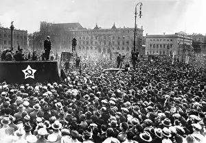 Thaelmann: Big crowd listens to Communist leader Thaelmann