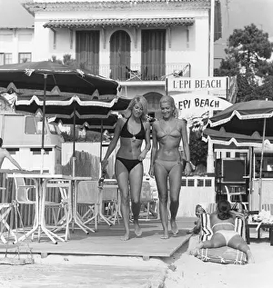 Suntanned: BIKINI BLONDES ON HOLS