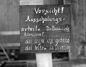Migrants: Bilingual warning sign at the Volkswagen construction site