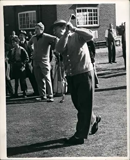 Jeers: Bing Crosby and Bob Hope practise for golf match, Berkshire