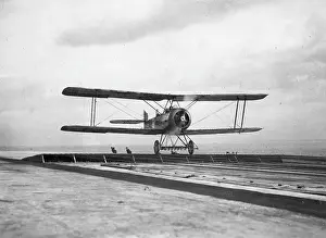 Argus: Biplane landing on HMS Argus, WW1