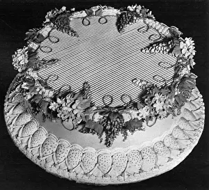 Piped: Birthday Cake with Piped Basket