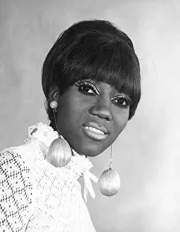 Eyeshadow: BLACK MODEL 1960S