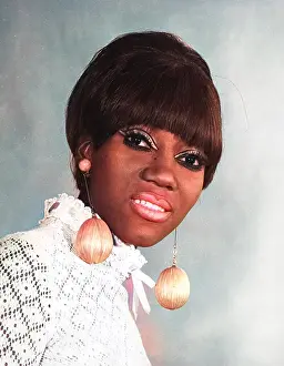 Eyeshadow: BLACK MODEL 1960S