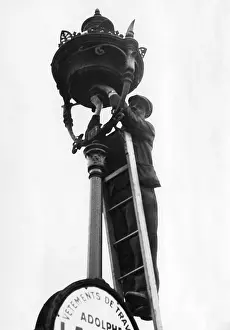 Bulbs: Blackout preparations in Paris, 1939