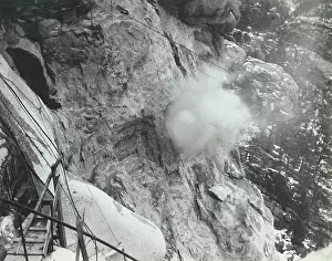 Midwest: Blasting dynamite on Abraham Lincoln sculpture