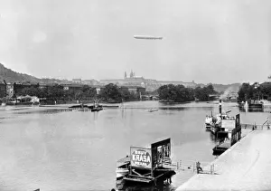 Lodi: Blimp Zeppelin flies above Prague