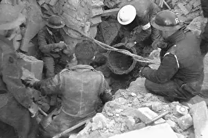 Se13: Blitz in London -- rescue workers searching debris, WW2