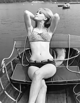 Ad Lib Studios: BLONDE BIKINI MODEL