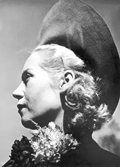 Plucked: BLONDE IN A HAT 1940S