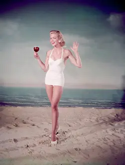 Woof: BLONDE PIN-UP ON BEACH