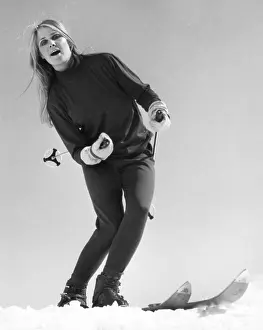 Skiis: BLONDE SKIER
