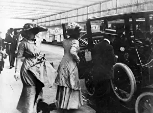 Cabbie: BOARDING A MOTOR CAB