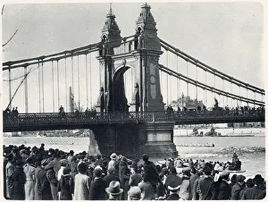 The Boat Race - The crews at Hammersmith Bridge