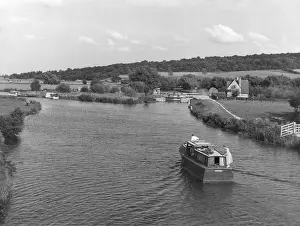 Swinford: BOATING ON THE THAMES