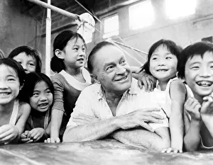 Hopeuso: Bob Hope with children during the on location ?