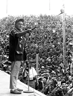 Hopeuso: Bob Hope entertaining the troops in Saudi ?