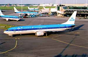 B737: Boeing 737-9K2 W PH-BXS Buzzard