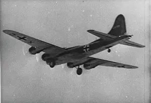 B 17f: Boeing B-17F captured, flying