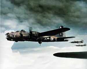 B17f: Boeing B-17F quartet (forward view, flying)
