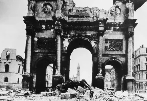 Ludwigskirche: Bomb damage to the Siegestor, University and the Ludwigs
