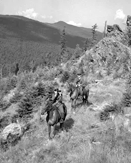 Escapees: Border patrol on horseback
