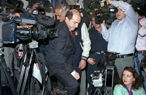 Moskvy: Boris Berezovsky surrounded by journalists, 1998